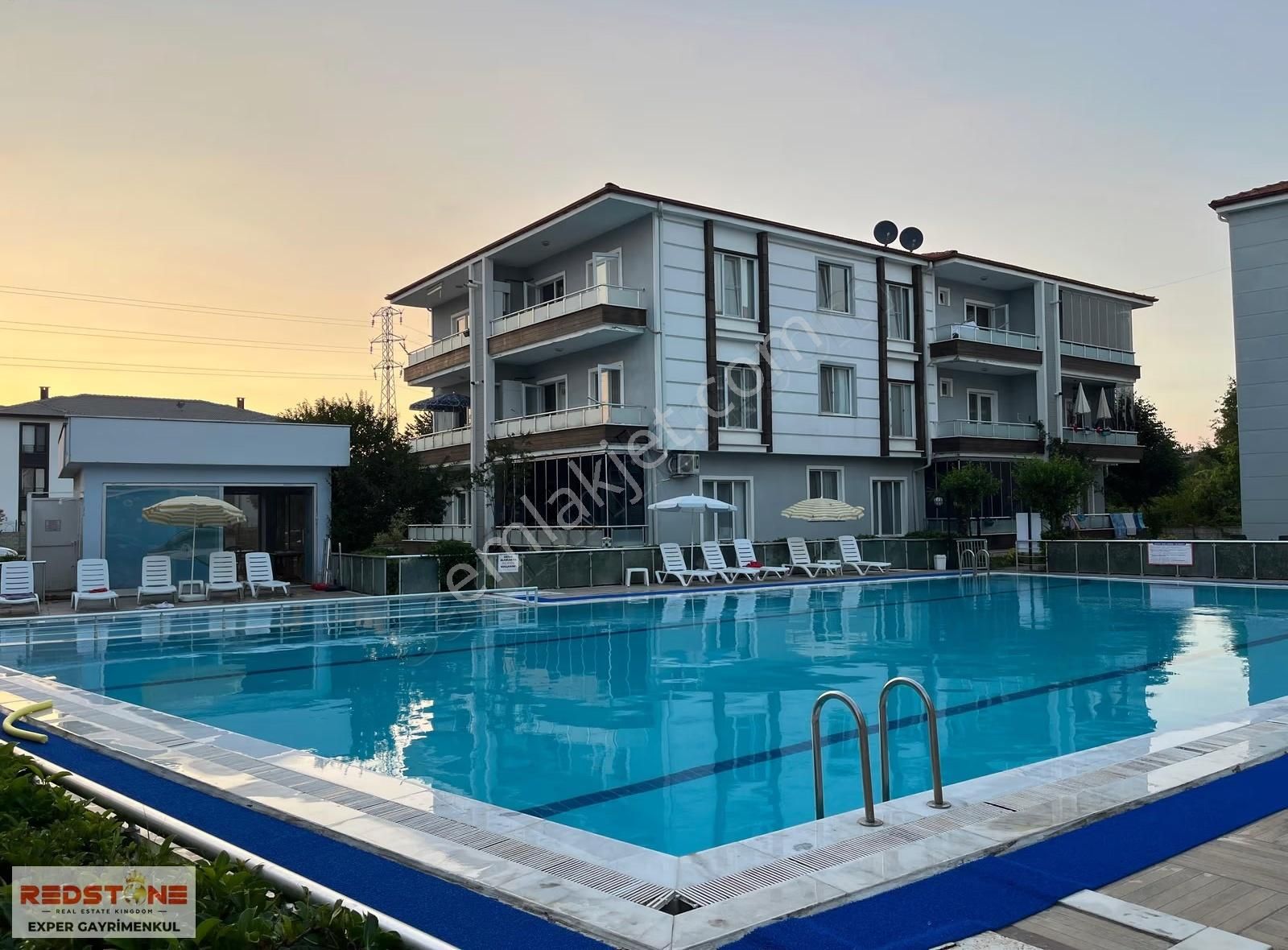 Havuzlu Sitede Ara Kat Kombili Cam Balkonlu 2+1 Satılık Daire - Görsel 3