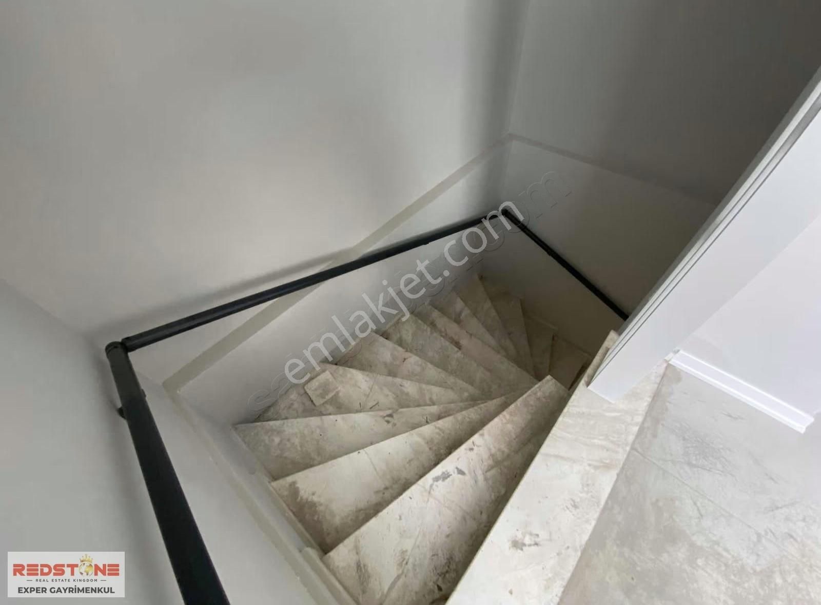 Karasu'da Aziziye'de Geniş Teraslı Verandalı Tripleks Villa - Görsel 15