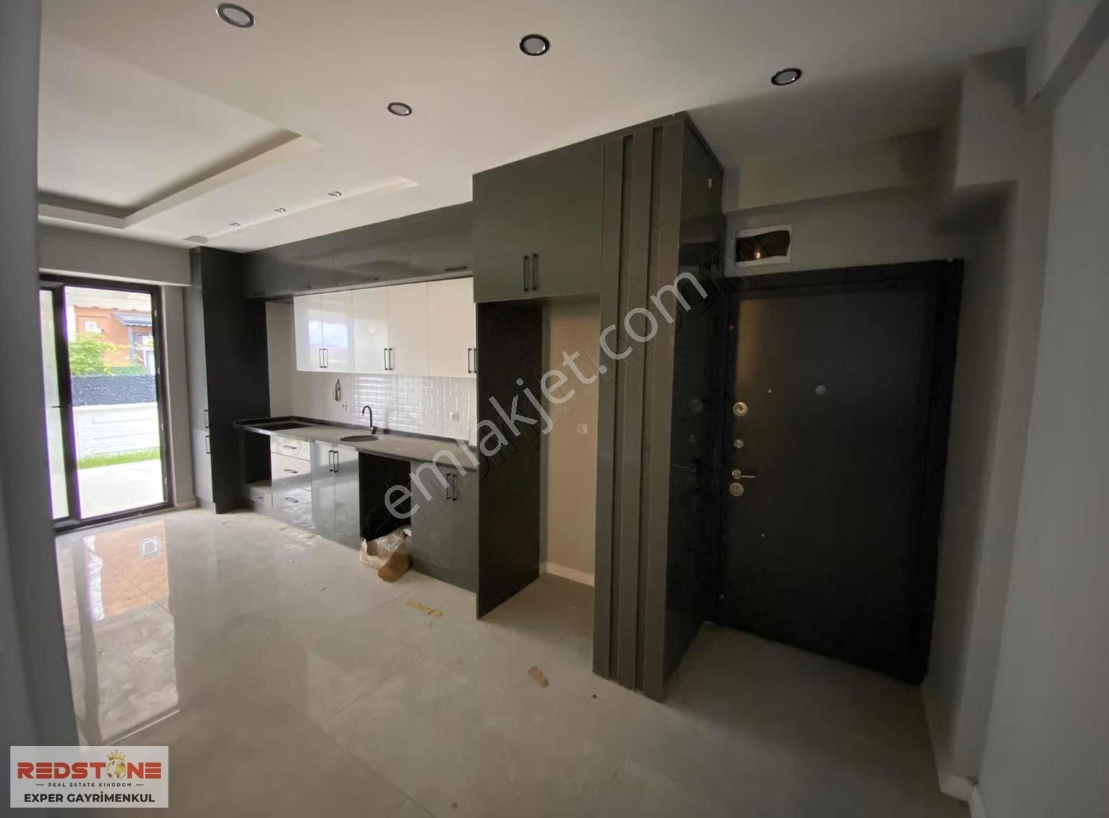 Karasu'da Aziziye'de Geniş Teraslı Verandalı Tripleks Villa - Görsel 12