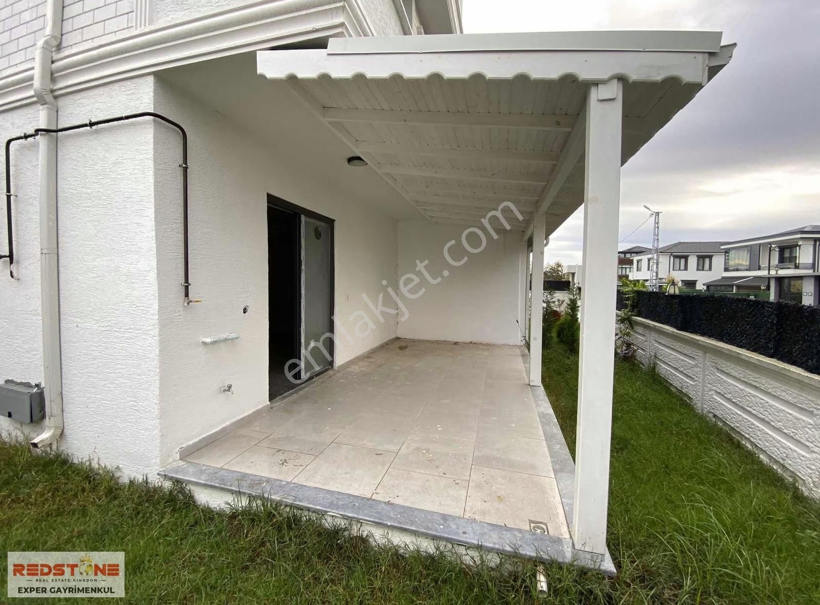 Karasu'da Aziziye'de Geniş Teraslı Verandalı Tripleks Villa - Görsel 2