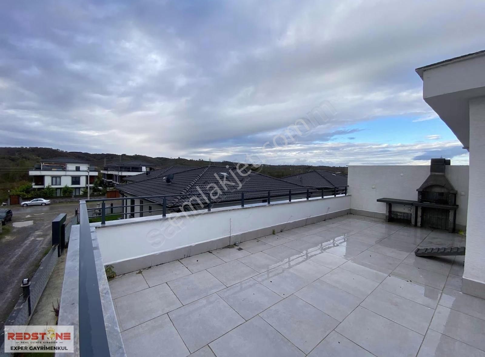 Karasu'da Aziziye'de Geniş Teraslı Verandalı Tripleks Villa - Görsel 6