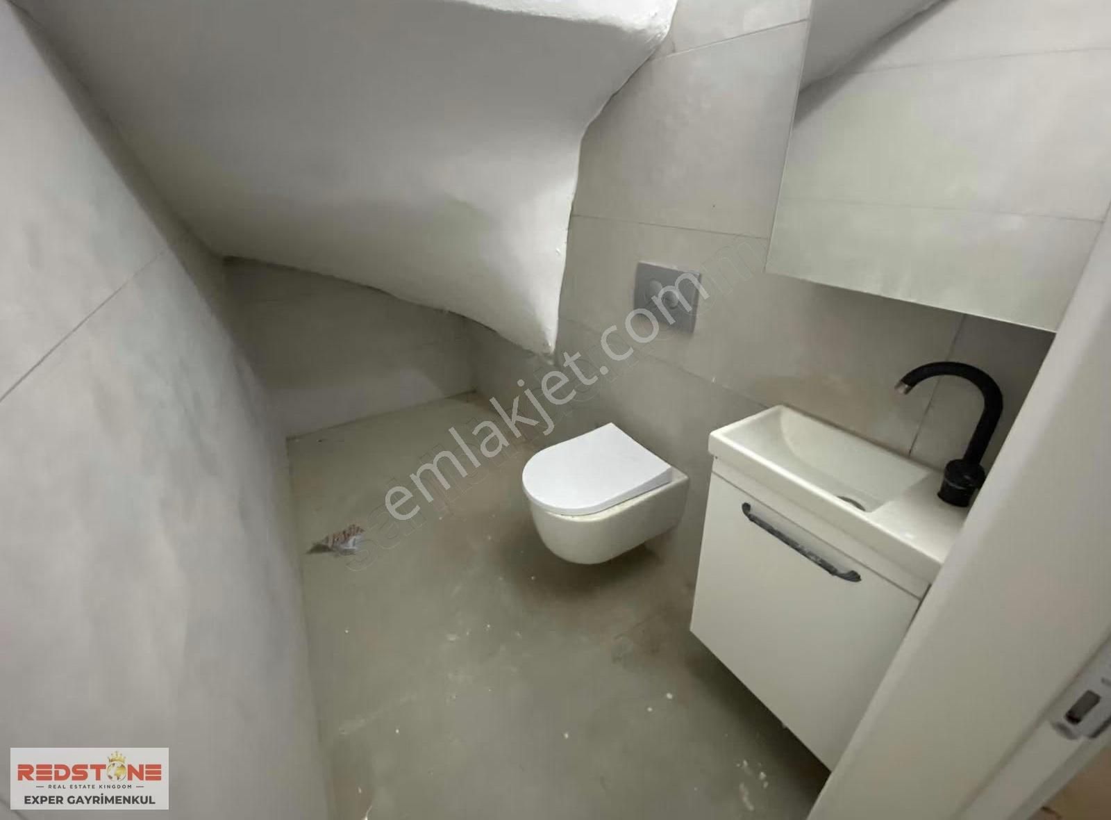 Karasu'da Aziziye'de Geniş Teraslı Verandalı Tripleks Villa - Görsel 3