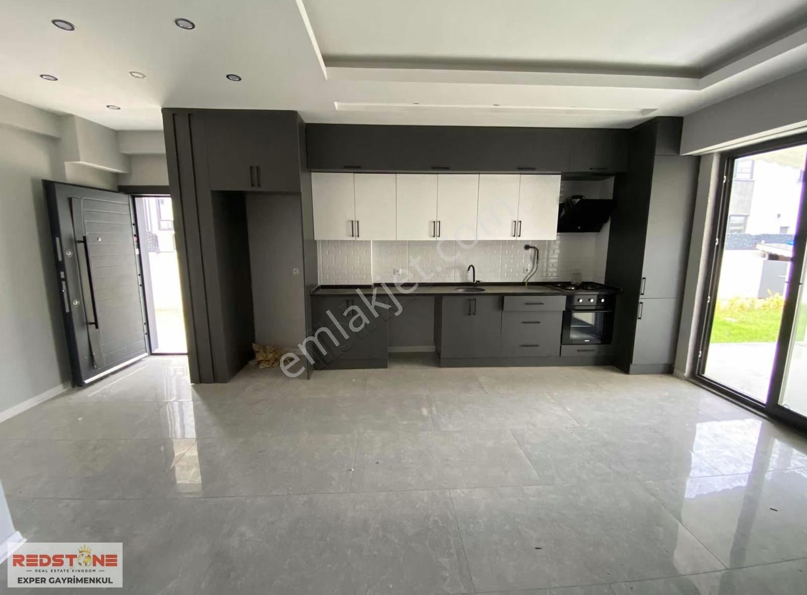 Karasu'da Aziziye'de Geniş Teraslı Verandalı Tripleks Villa - Görsel 21