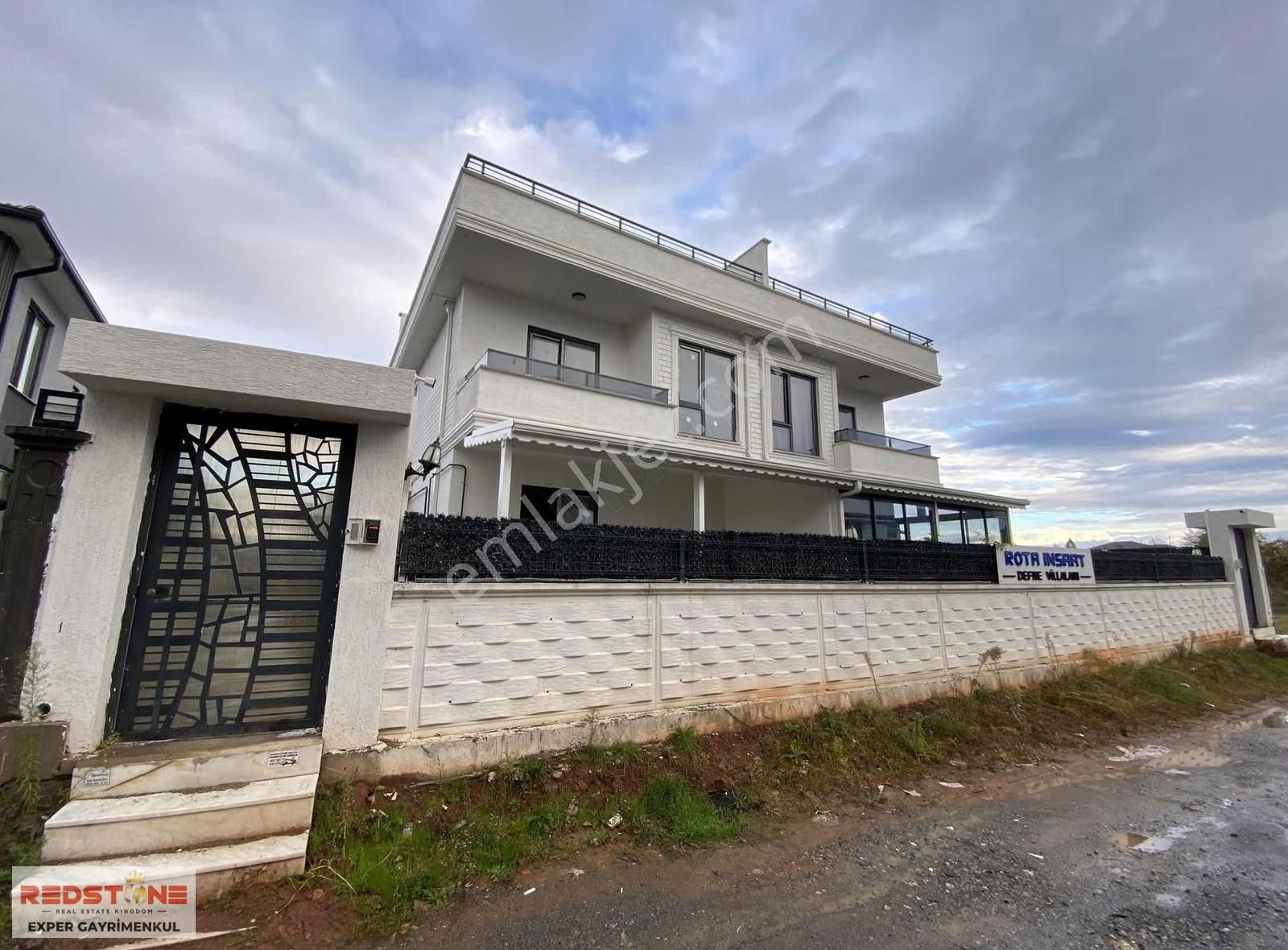 Karasu'da Aziziye'de Geniş Teraslı Verandalı Tripleks Villa - Görsel 8