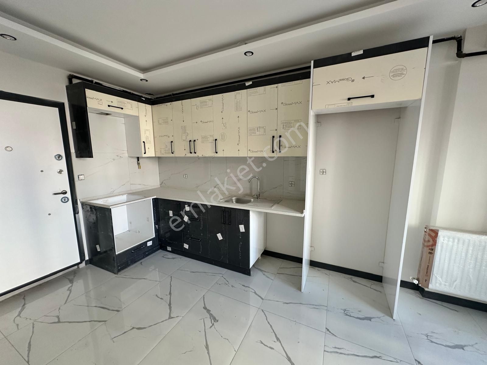 Zeki Emlak'tan Muradiye'de 1+1 Otoparklı, Ara Kat Satılık Daire - Görsel 2