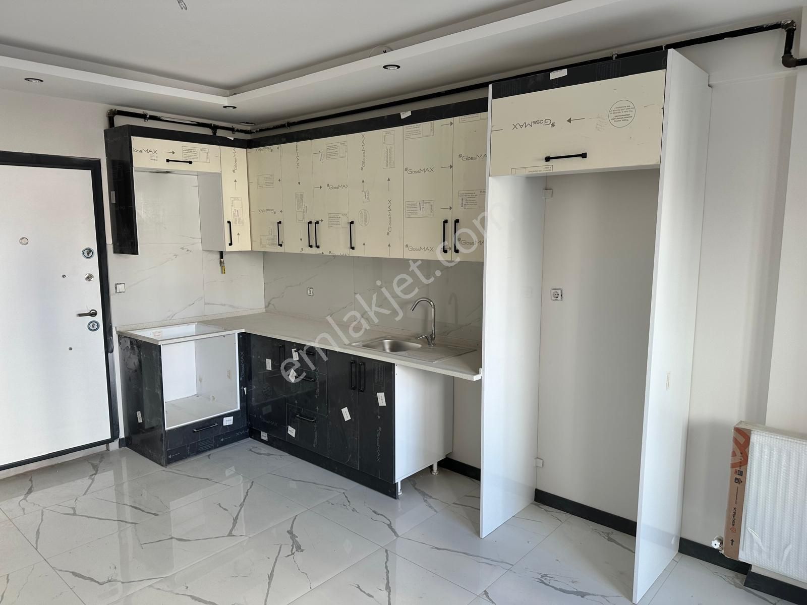 Zeki Emlak'tan Muradiye'de 1+1 Otoparklı, Ara Kat Satılık Daire