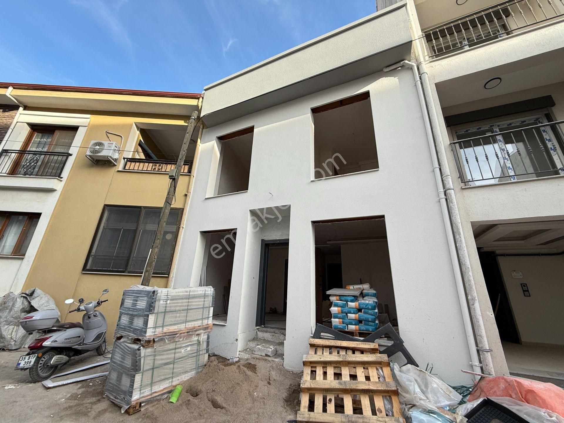 Seferihisar Hıdırlık’ta Kent Merkezinde Teraslı Ve Avlulu Müstakil Dubleks Villa