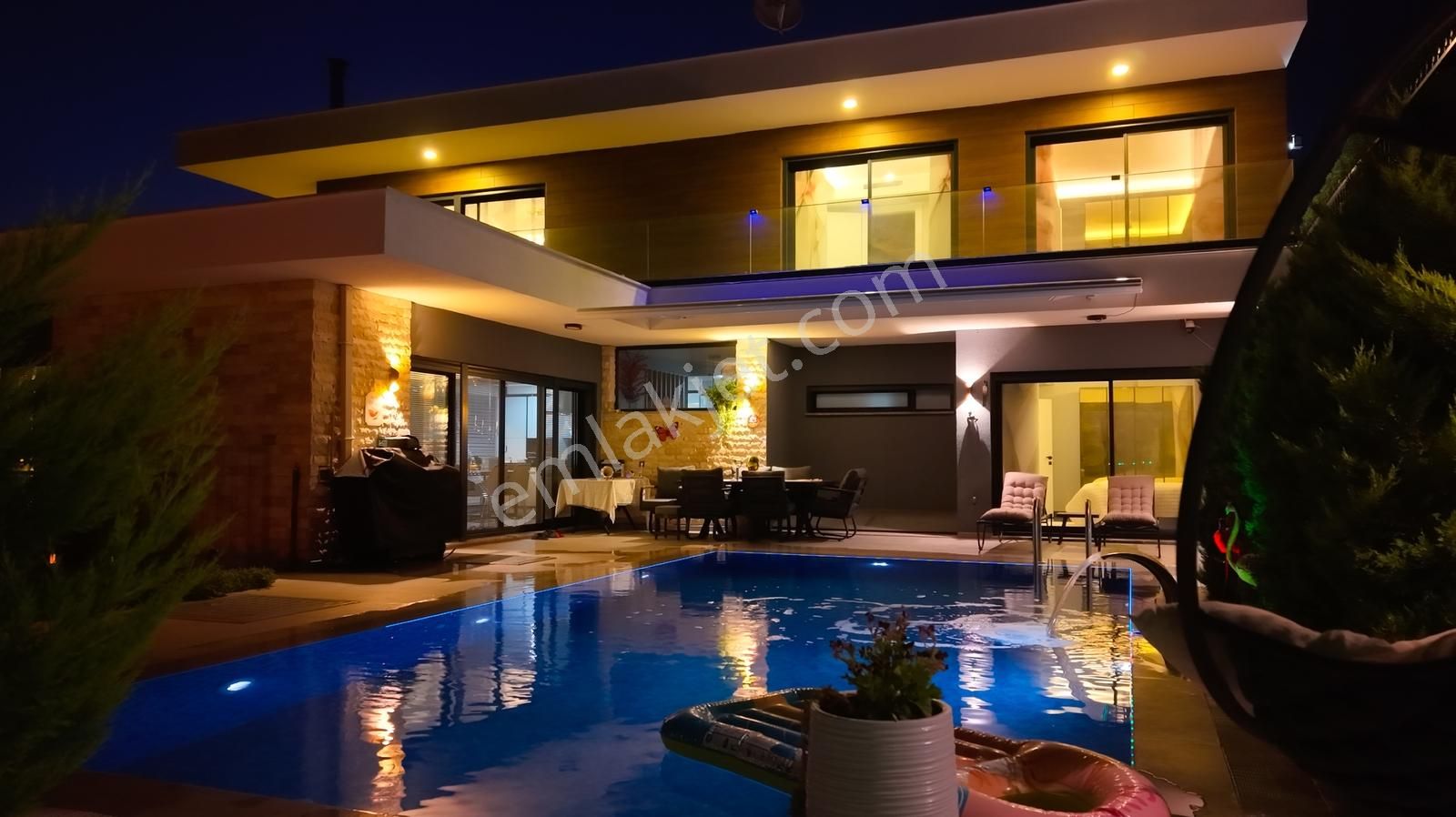 Kuşadası Soğucakta Eşyalı Satılık Lüks Asansörlü Villa