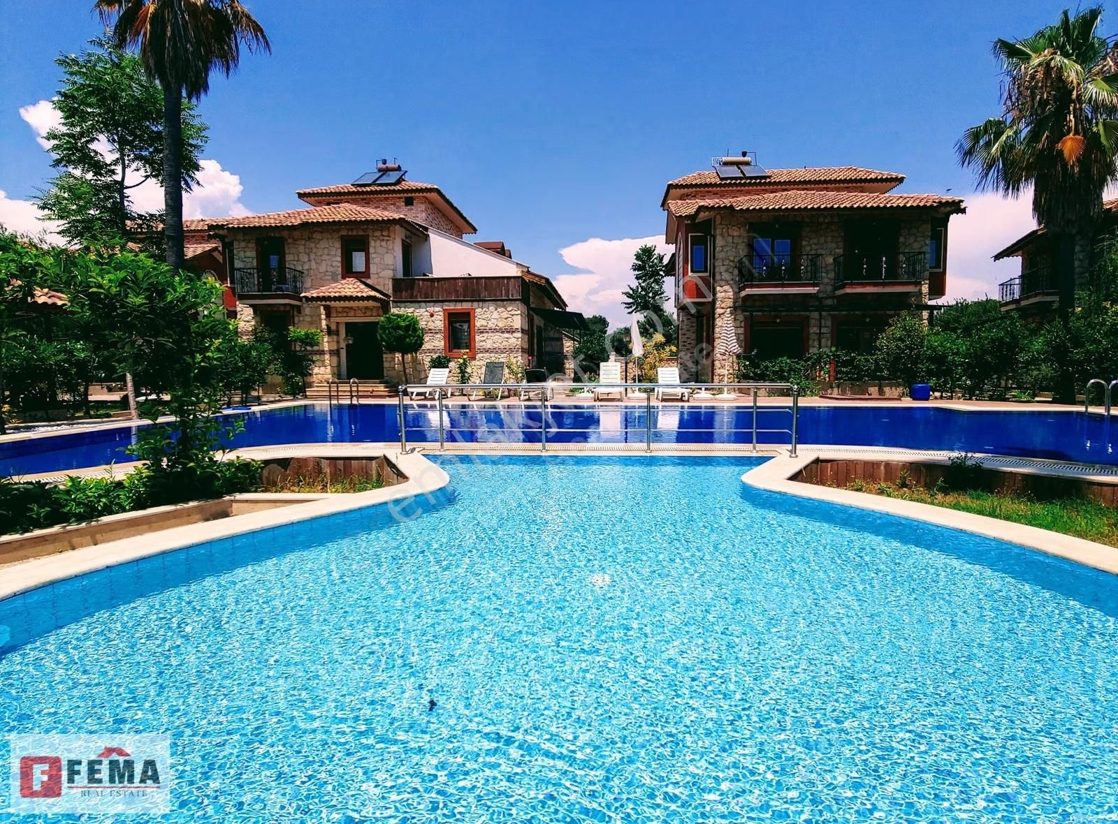 Havuzlu Modern Sitede Kiralık 3+1 Villa - 288 M2 - For Rent