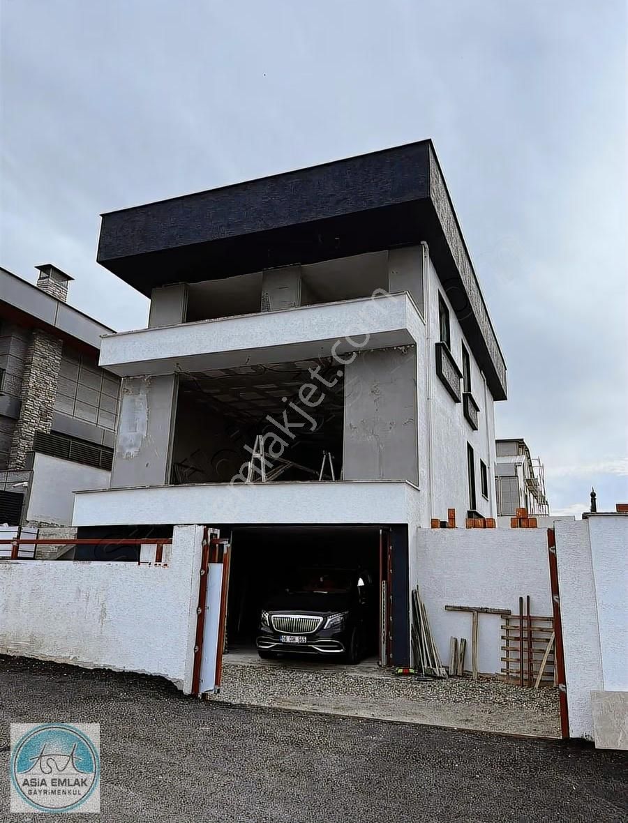 Asia Dan Akfırat Mah De Tripleks 5+1 Otoparklı Satılık Villa