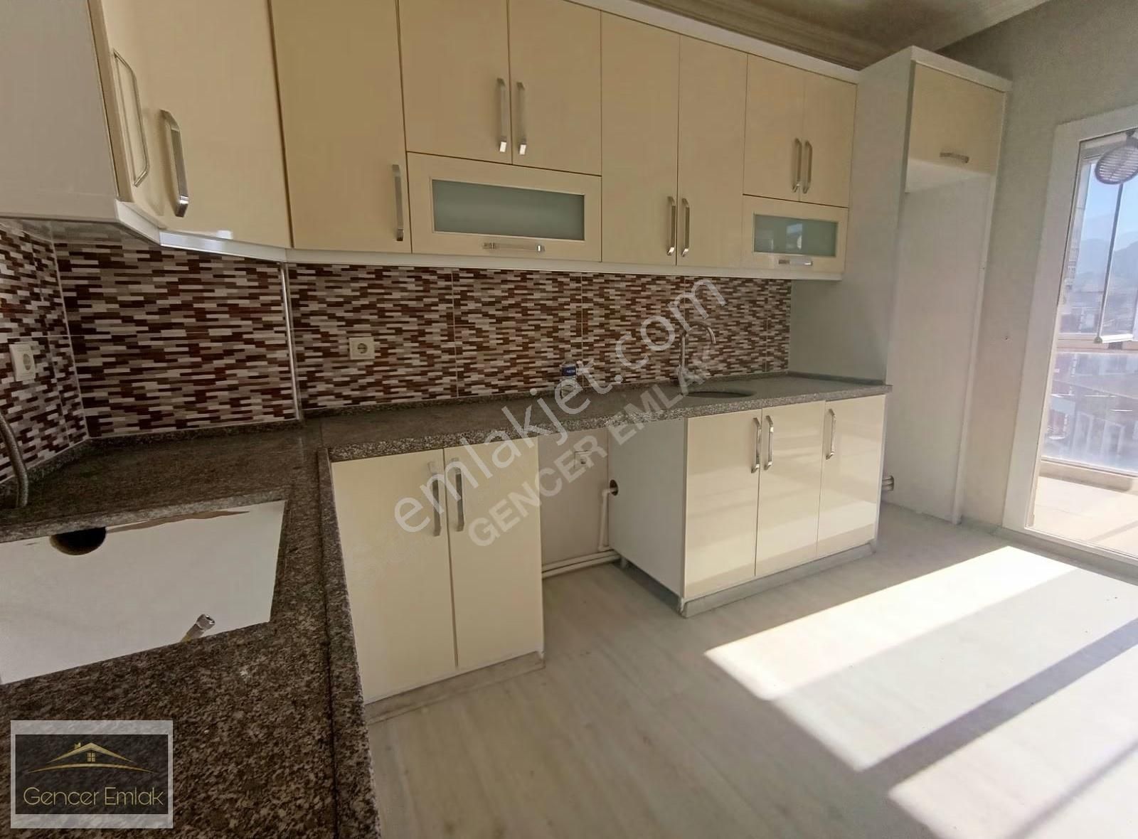 Çarşı Merkezde 150 Metrekare 3+1 Daire - Görsel 4