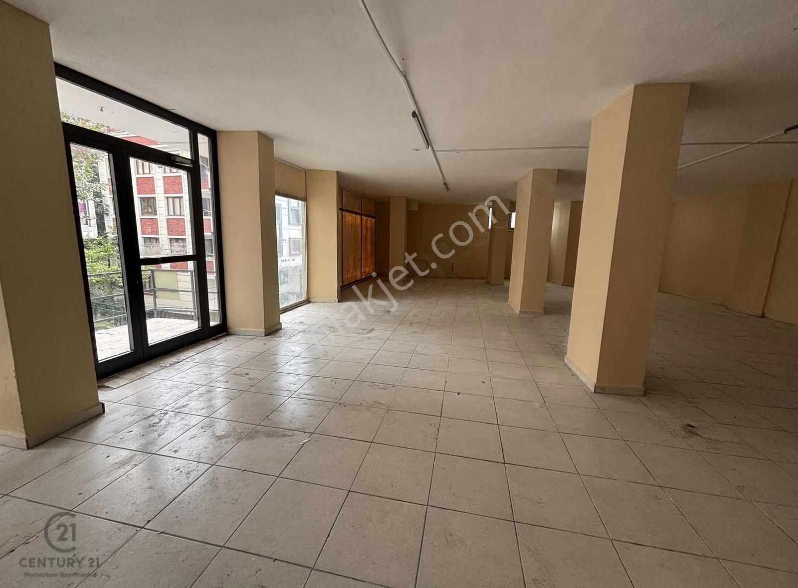 Eyüp Güzeltepe'de Cadde Üzeri 240 M2 Satılık Dükkan