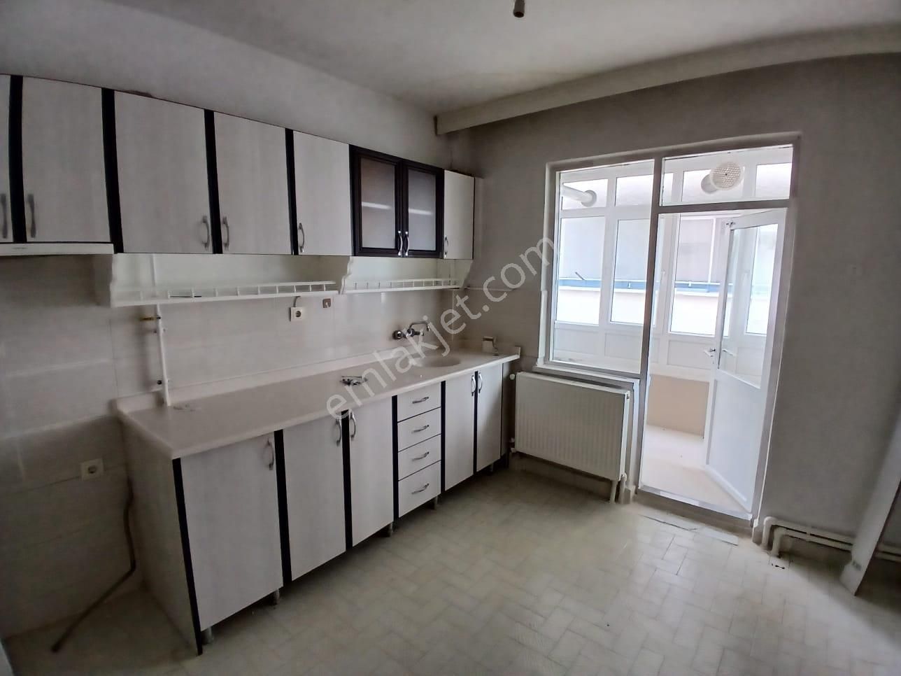 Akçay Emlak'tan Akşehir Park Hayat Hastahanesi Karşısı Birinci Kat Doğalgazlı Kiralık 3+1 Daire