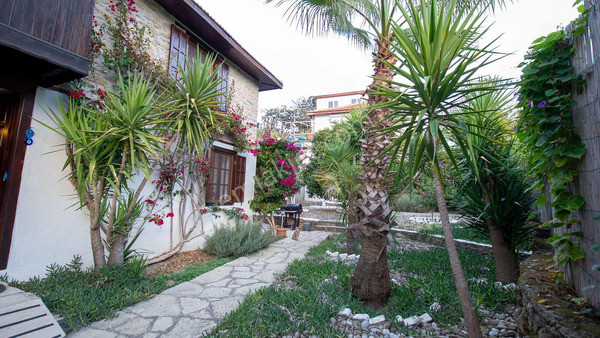 Ilıca'da Satılık Havuzlu 4+1 Taş Villa