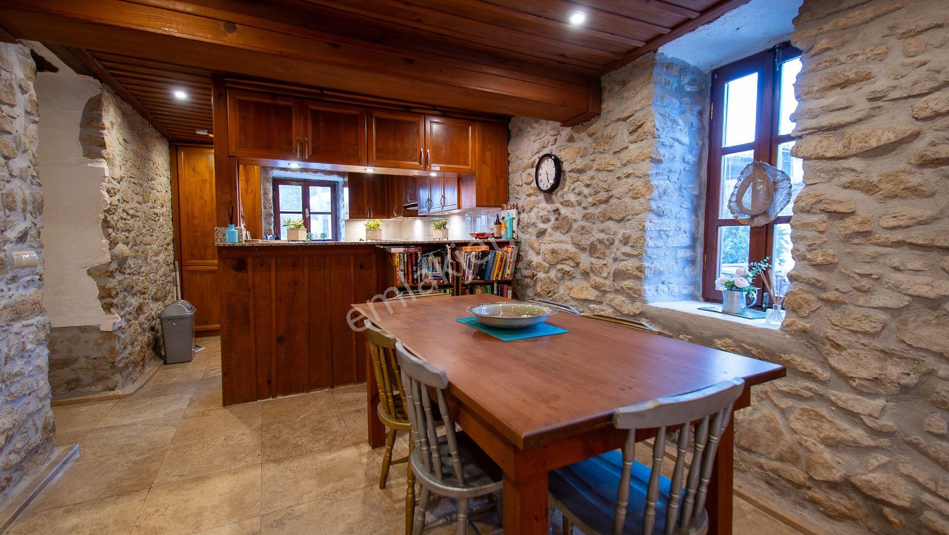 Ilıca'da Satılık Havuzlu 4+1 Taş Villa - Görsel 8