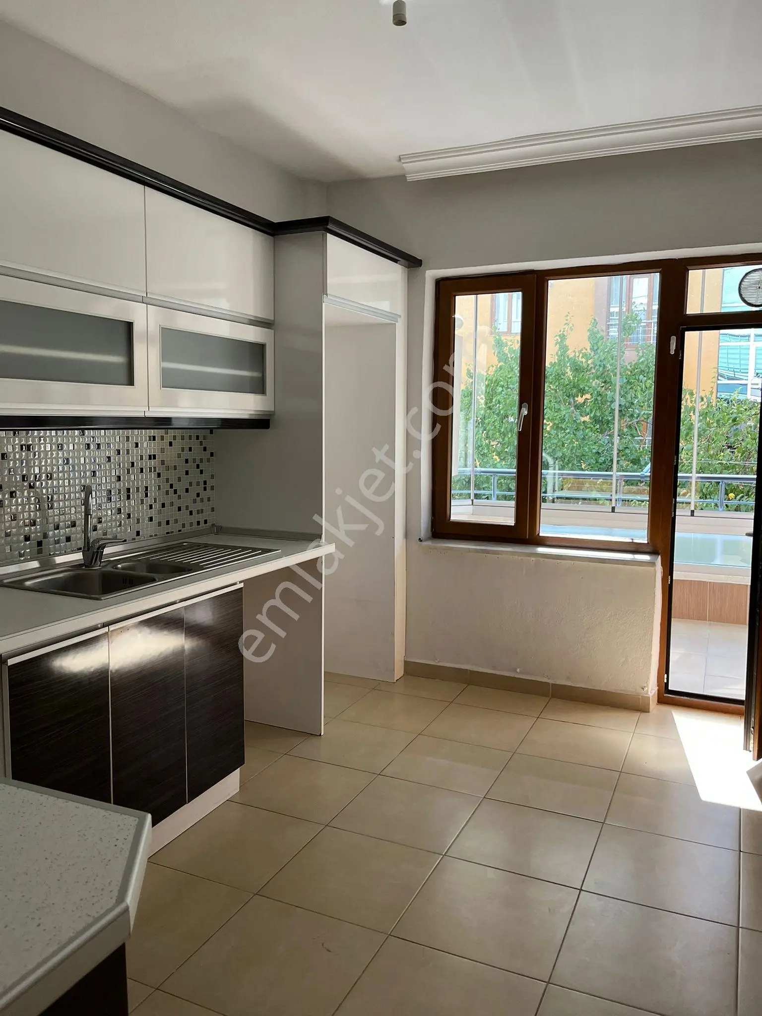 Kafeler Cad. Nezih Site İçi 120 M² Aydınlık 3+1 Tadilatlı + Depo
