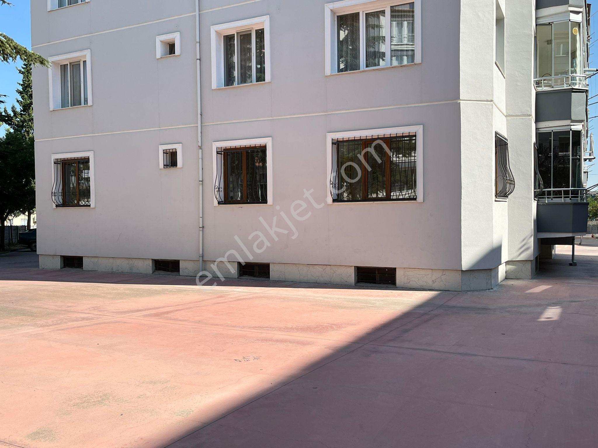 Kafeler Cad. Nezih Site İçi 120 M² Aydınlık 3+1 Tadilatlı + Depo - Görsel 4