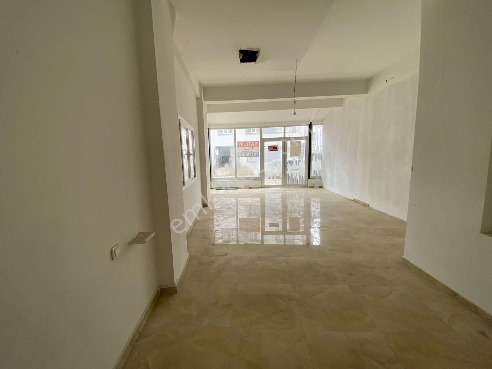 Muradiyede Caddeye Yakın, Ferah Ve Kullanışlı Satılık Dükkan - Görsel 5