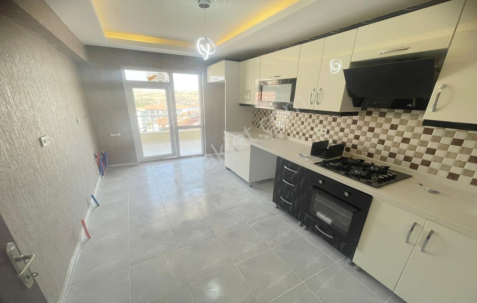 Yuvam'dan Teras Balkonlu Sıfır 3+1 Cadde Üzeri Manzaralı Daire