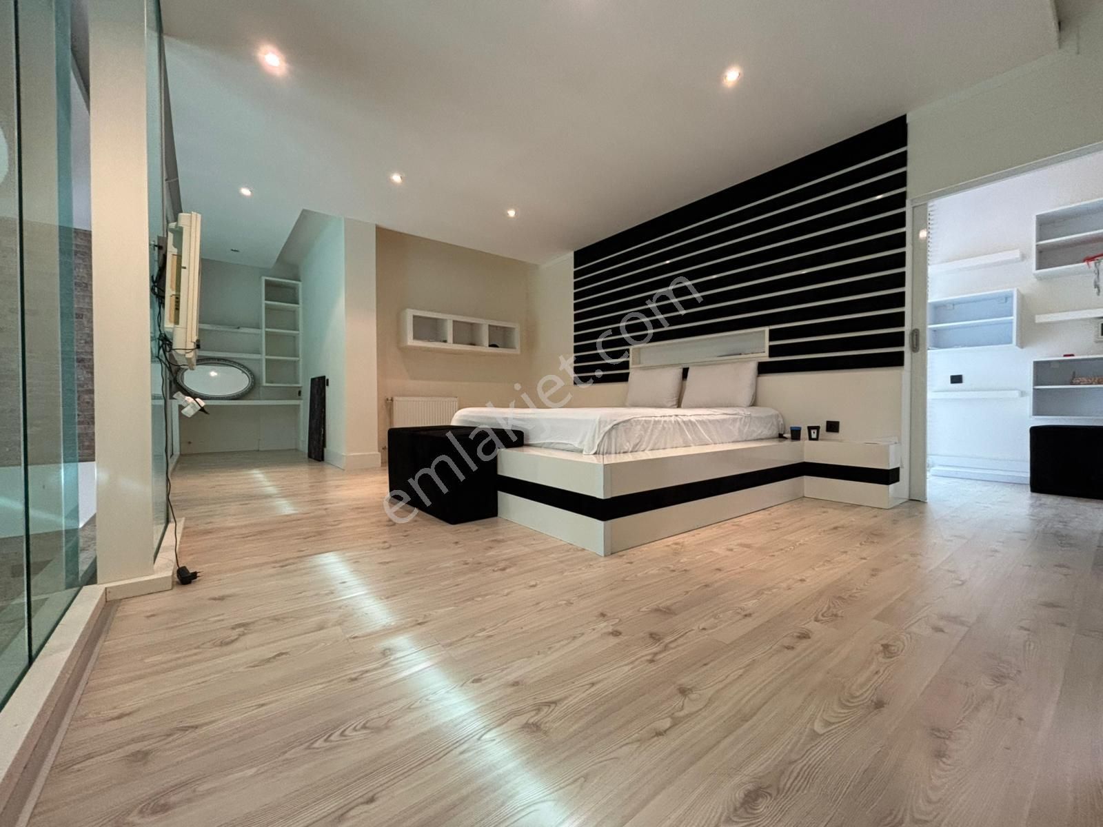 Torba'da Lüks Denize Yakın Müştemilatlı Havuzlu Bahçeli Villa - Görsel 23