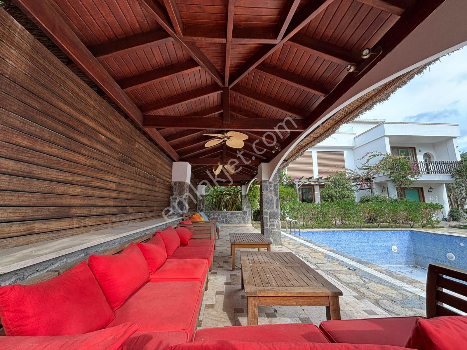 Torba'da Lüks Denize Yakın Müştemilatlı Havuzlu Bahçeli Villa - Görsel 8