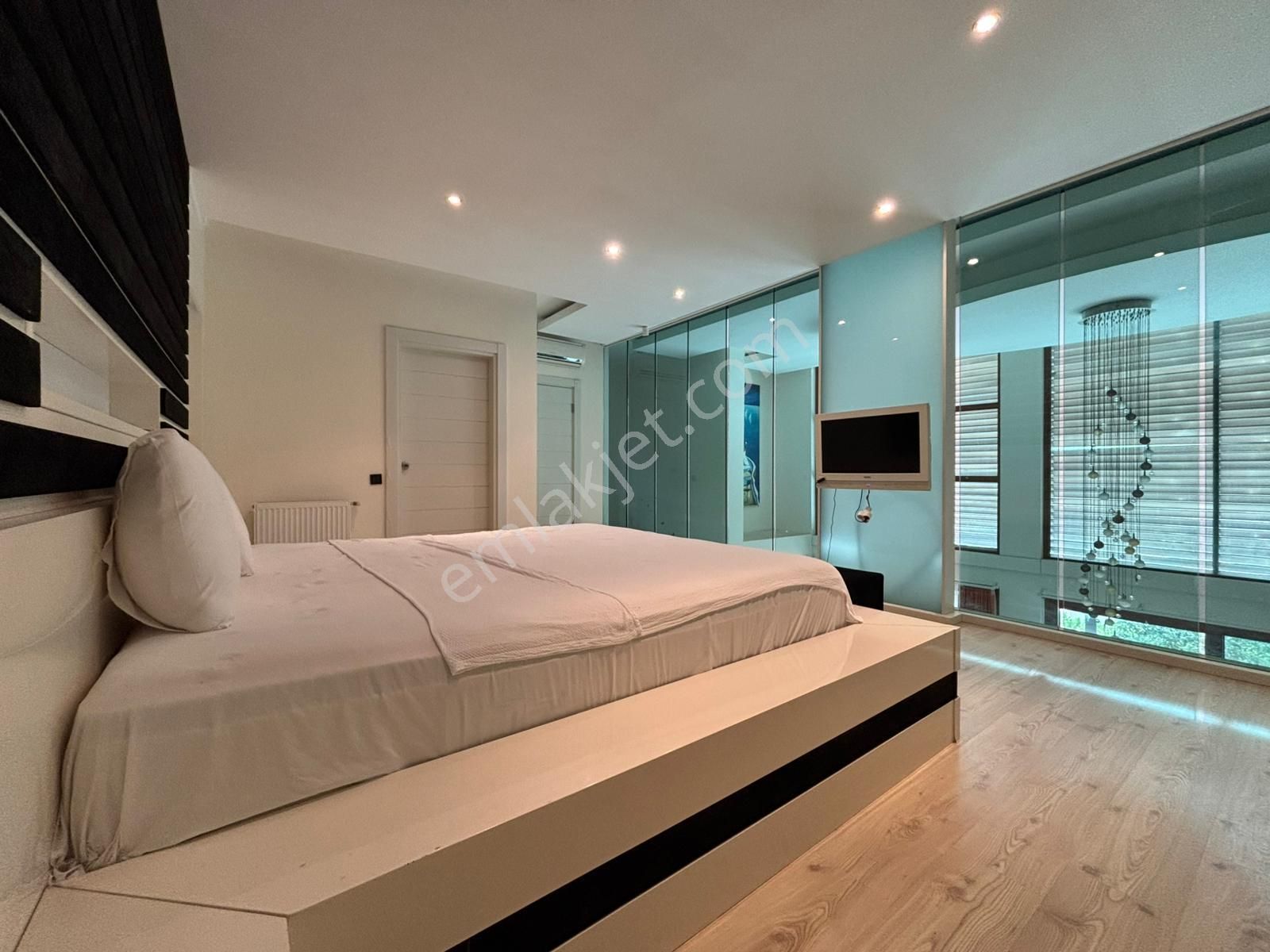 Torba'da Lüks Denize Yakın Müştemilatlı Havuzlu Bahçeli Villa - Görsel 24