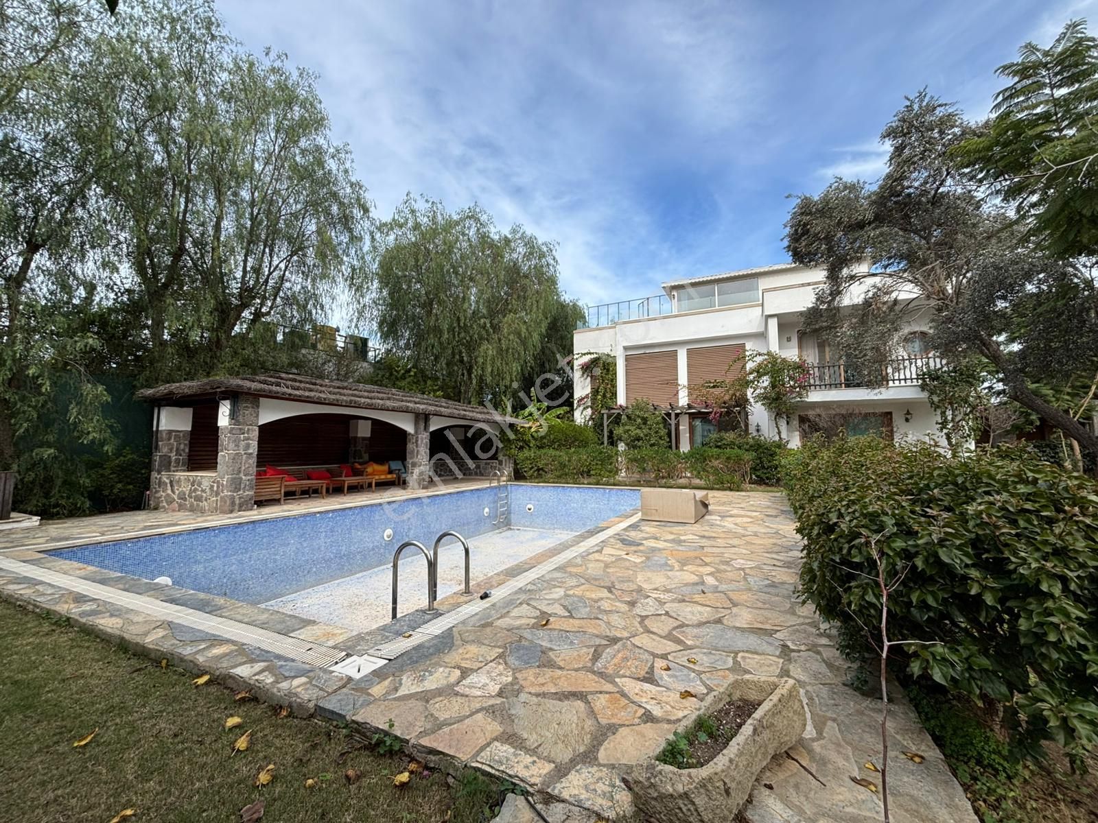 Torba'da Lüks Denize Yakın Müştemilatlı Havuzlu Bahçeli Villa - Görsel 3