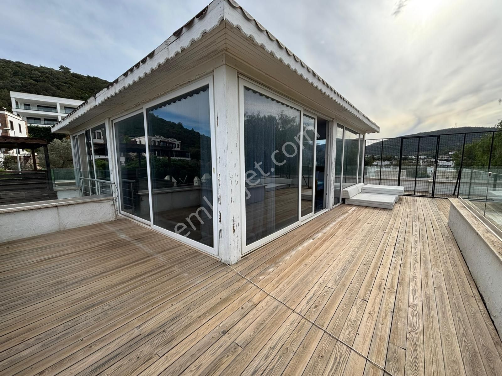 Torba'da Lüks Denize Yakın Müştemilatlı Havuzlu Bahçeli Villa - Görsel 32