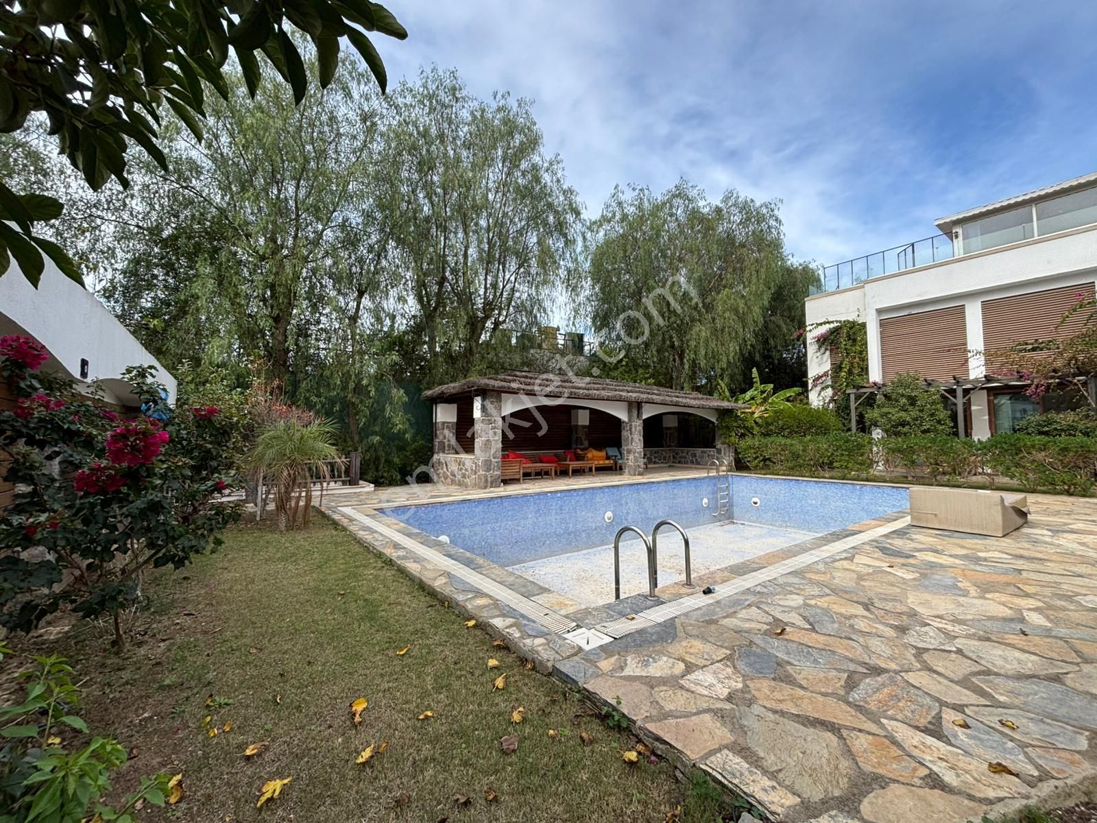 Torba'da Lüks Denize Yakın Müştemilatlı Havuzlu Bahçeli Villa - Görsel 4