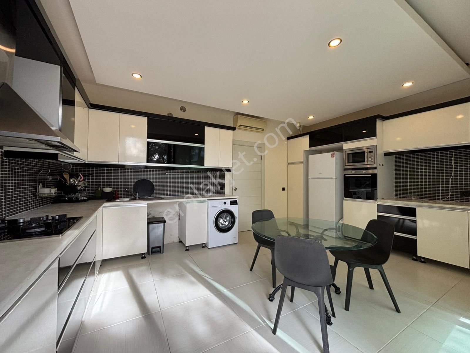 Torba'da Lüks Denize Yakın Müştemilatlı Havuzlu Bahçeli Villa - Görsel 15