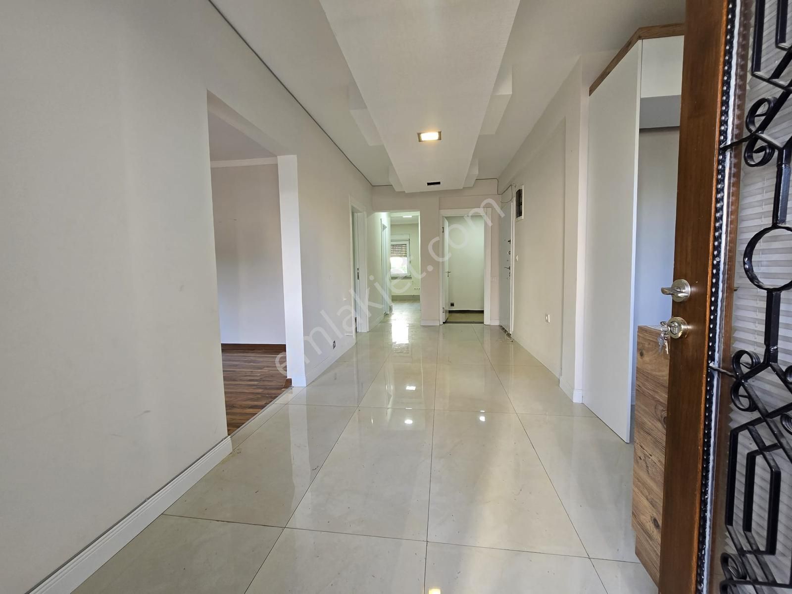 Fener 'de Laura Avm Medical Hospital Yakını Geniş Masrafsız 2+1