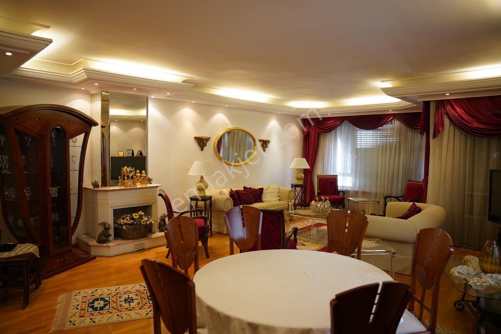 Konyaaltı Cadde Yakını Asansörlü Katta Dubleks