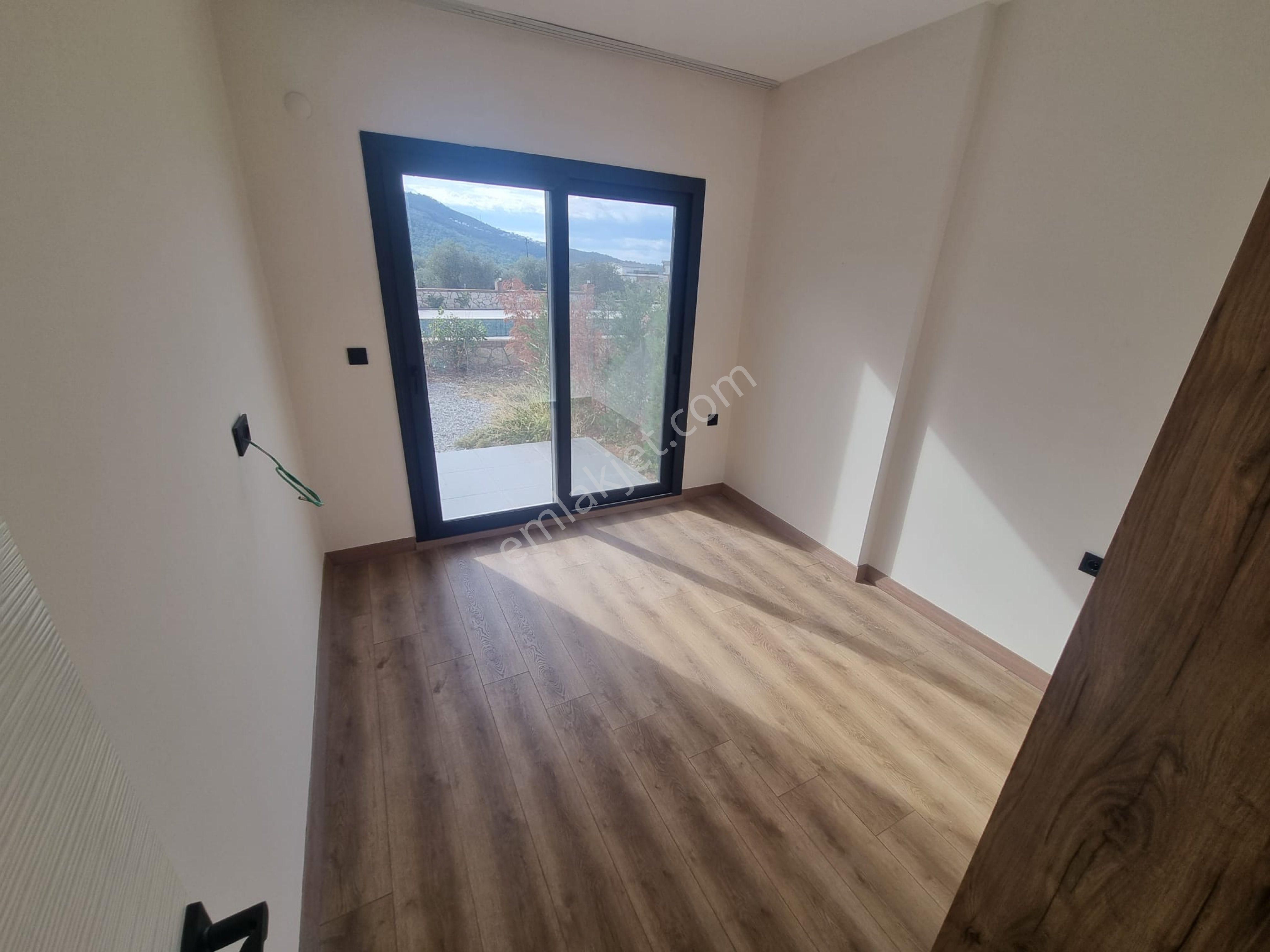 Zirve Gayrimenkul'den Havuzlu Sitede Bahçe Katı 2+1 Daire - Görsel 14