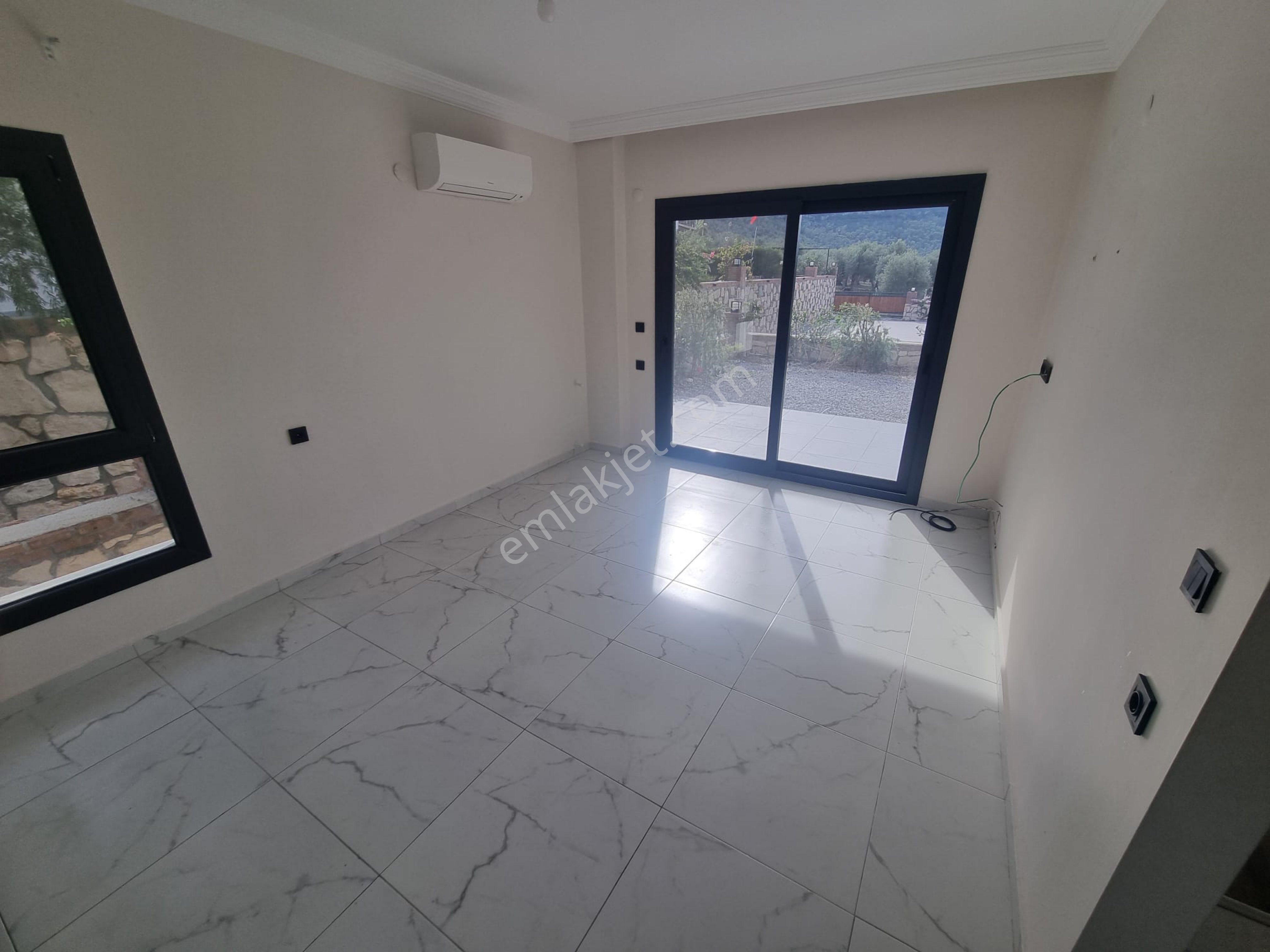 Zirve Gayrimenkul'den Havuzlu Sitede Bahçe Katı 2+1 Daire - Görsel 8