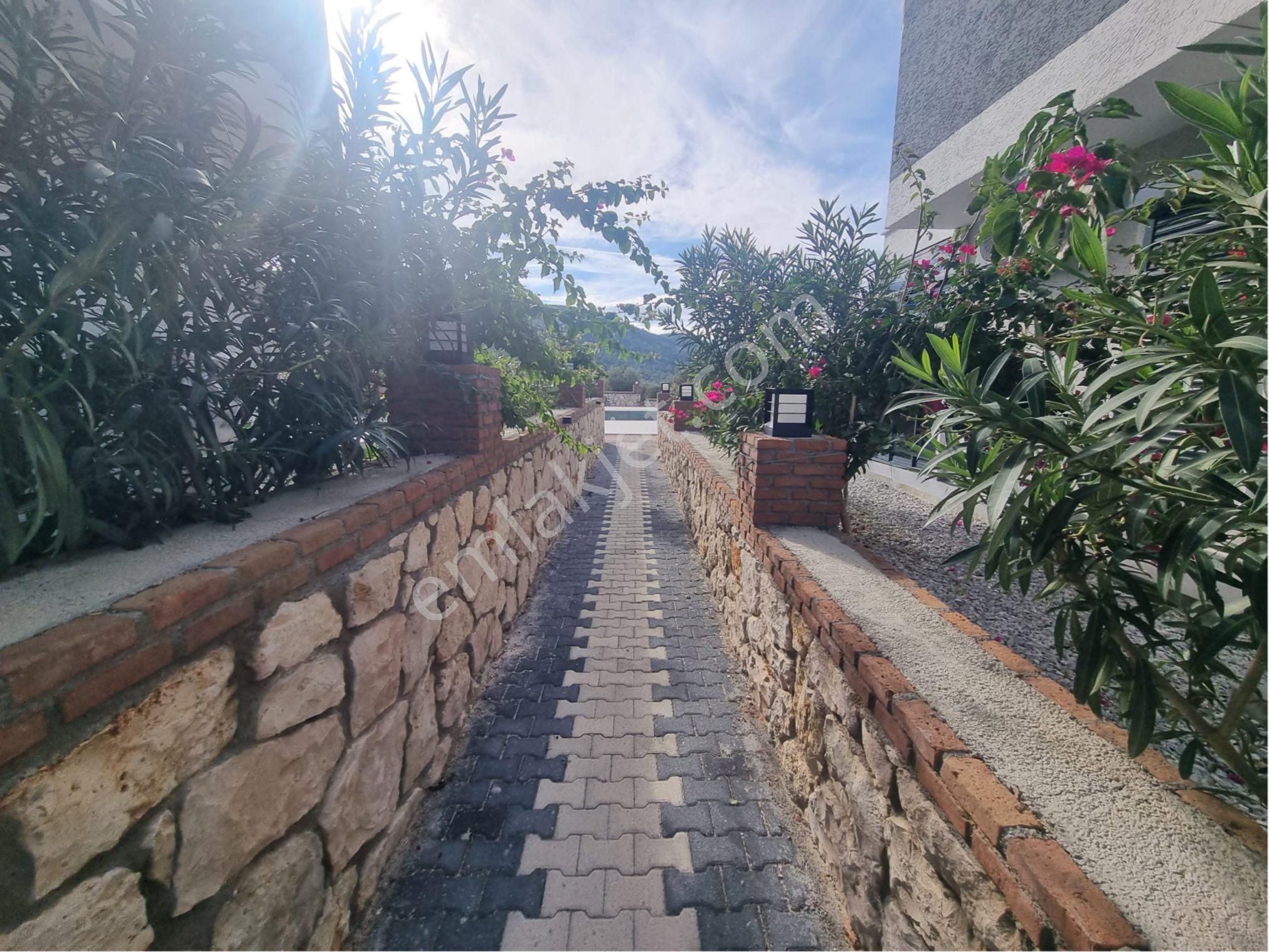 Zirve Gayrimenkul'den Havuzlu Sitede Bahçe Katı 2+1 Daire - Görsel 4