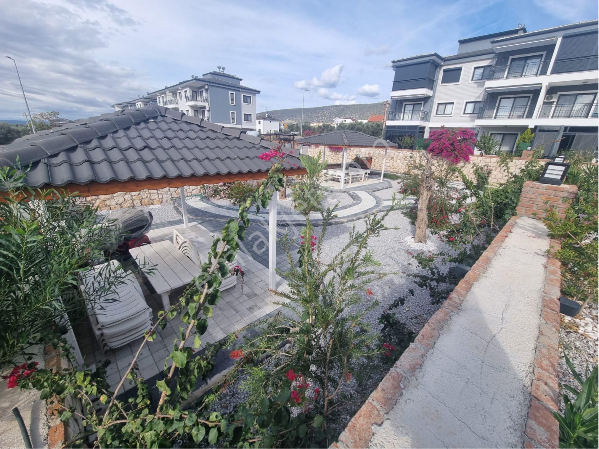 Zirve Gayrimenkul'den Havuzlu Sitede Bahçe Katı 2+1 Daire - Görsel 17