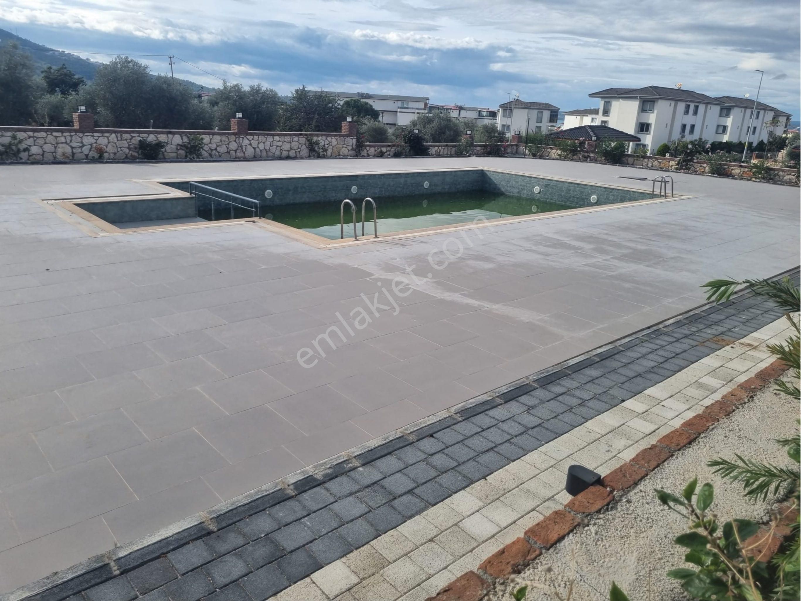 Zirve Gayrimenkul'den Havuzlu Sitede Bahçe Katı 2+1 Daire - Görsel 3