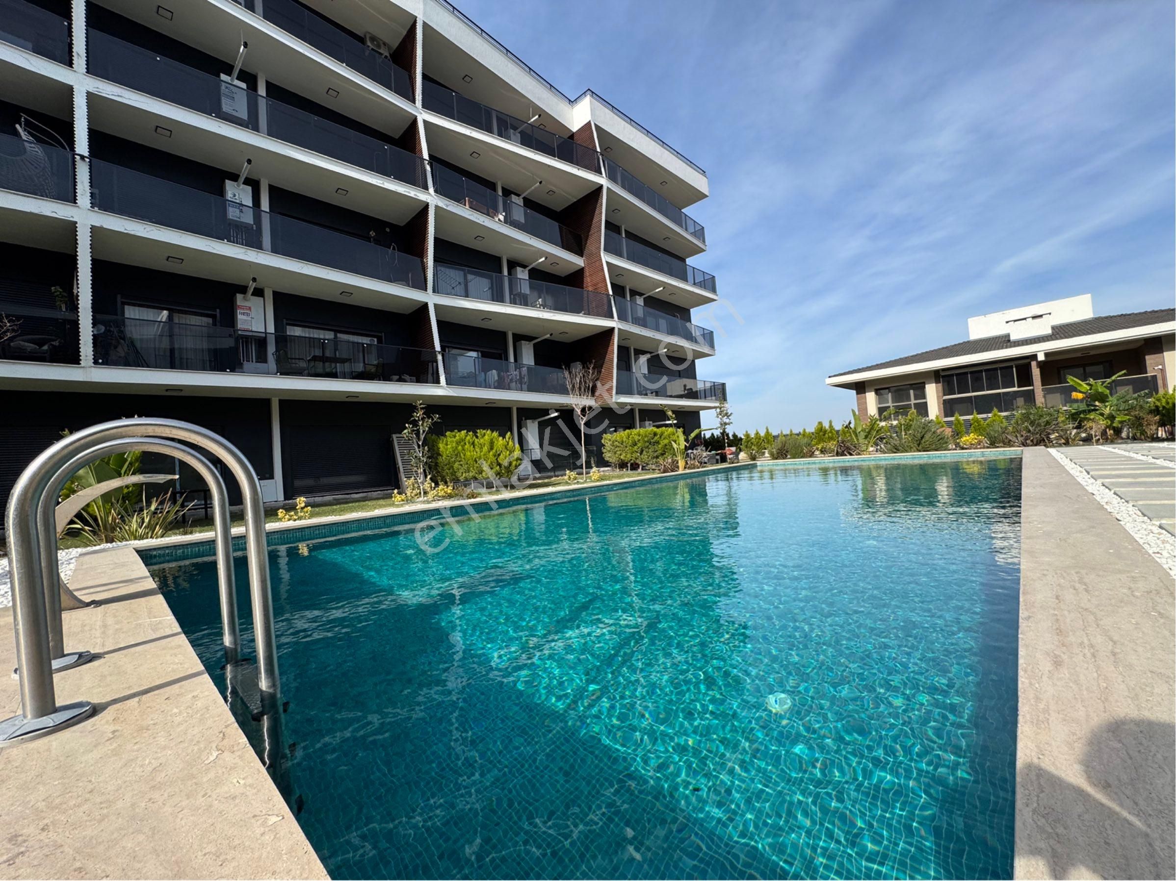 Kuşadasında Deniz Manzaralı Havuz Cepheli 2+1 Satılık Sıfır Daire