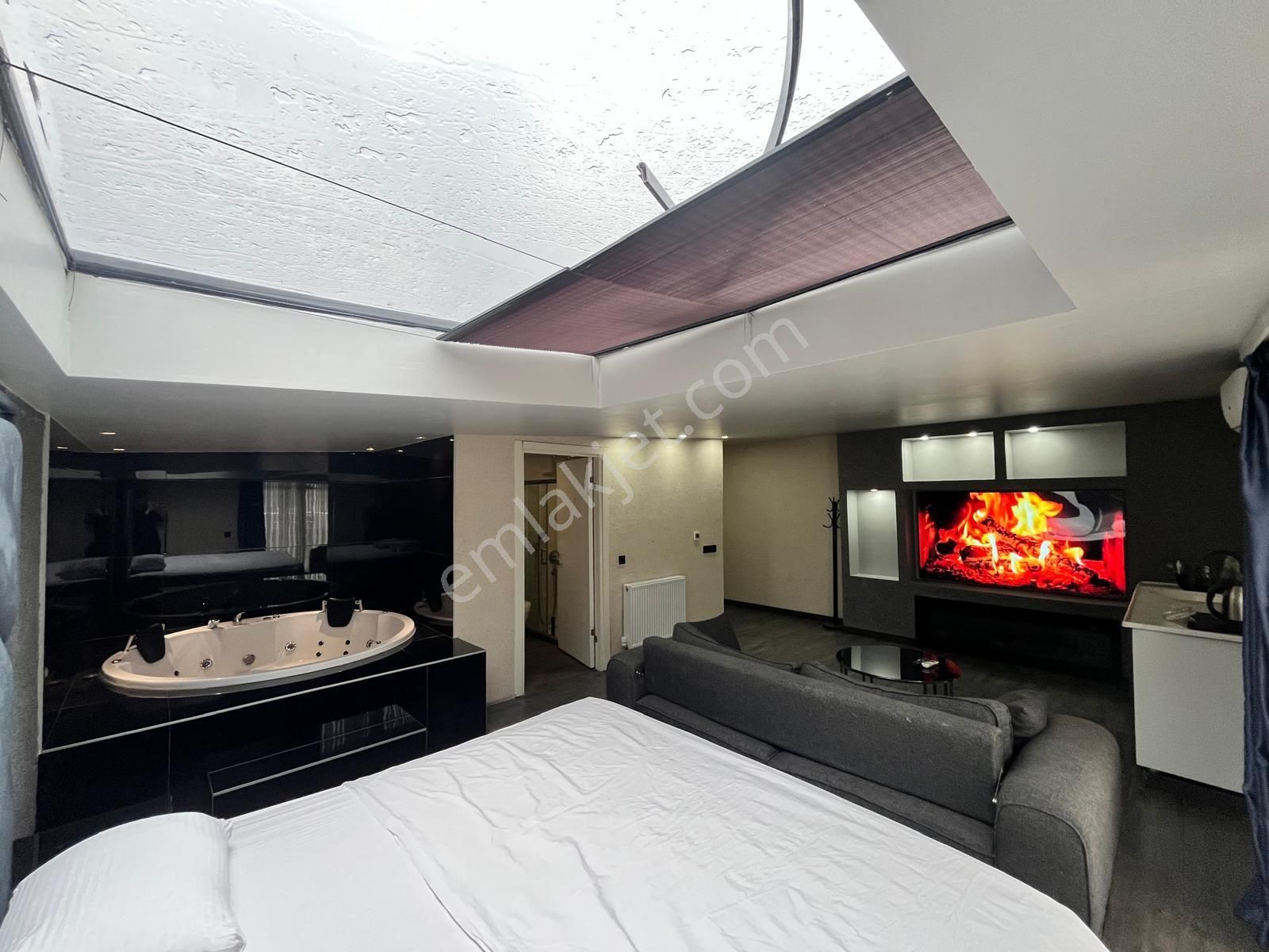 Jakuzi Ve Cam Tavanlı Penthouse