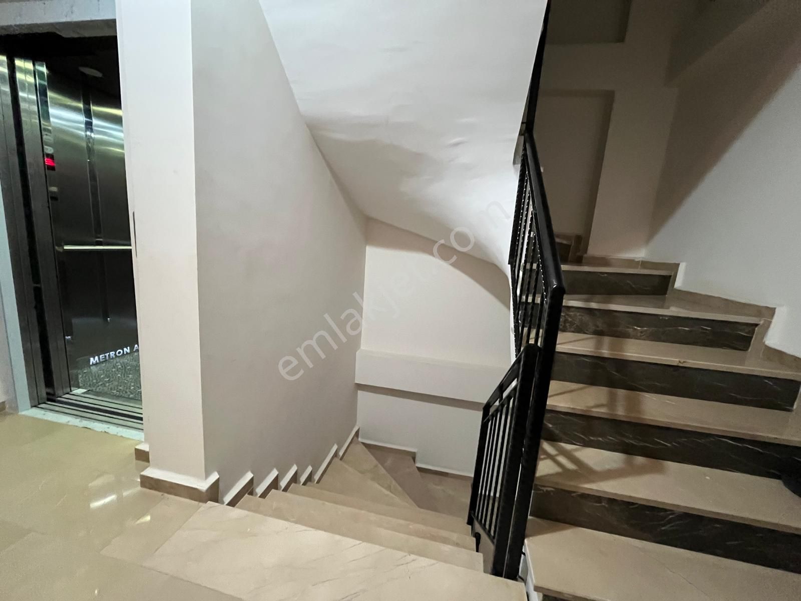 Kumburgaz Sahilinde Denize Sadece 50 Metre Mesafede Sıfır 2+1 - Görsel 13