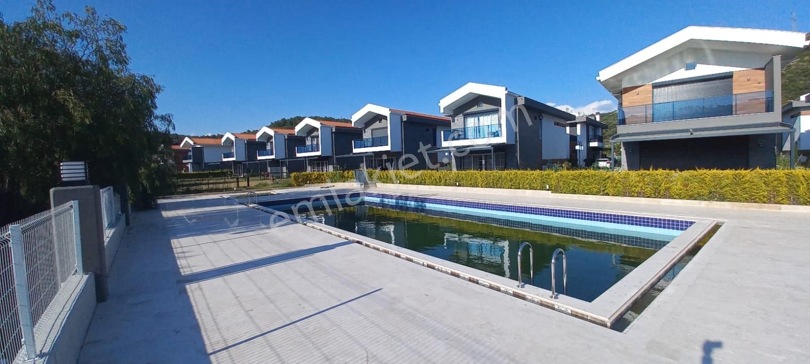 Havuzlu Ve Güvenlikli Sitede 4+1 Tek Müstakil Villa - Görsel 2