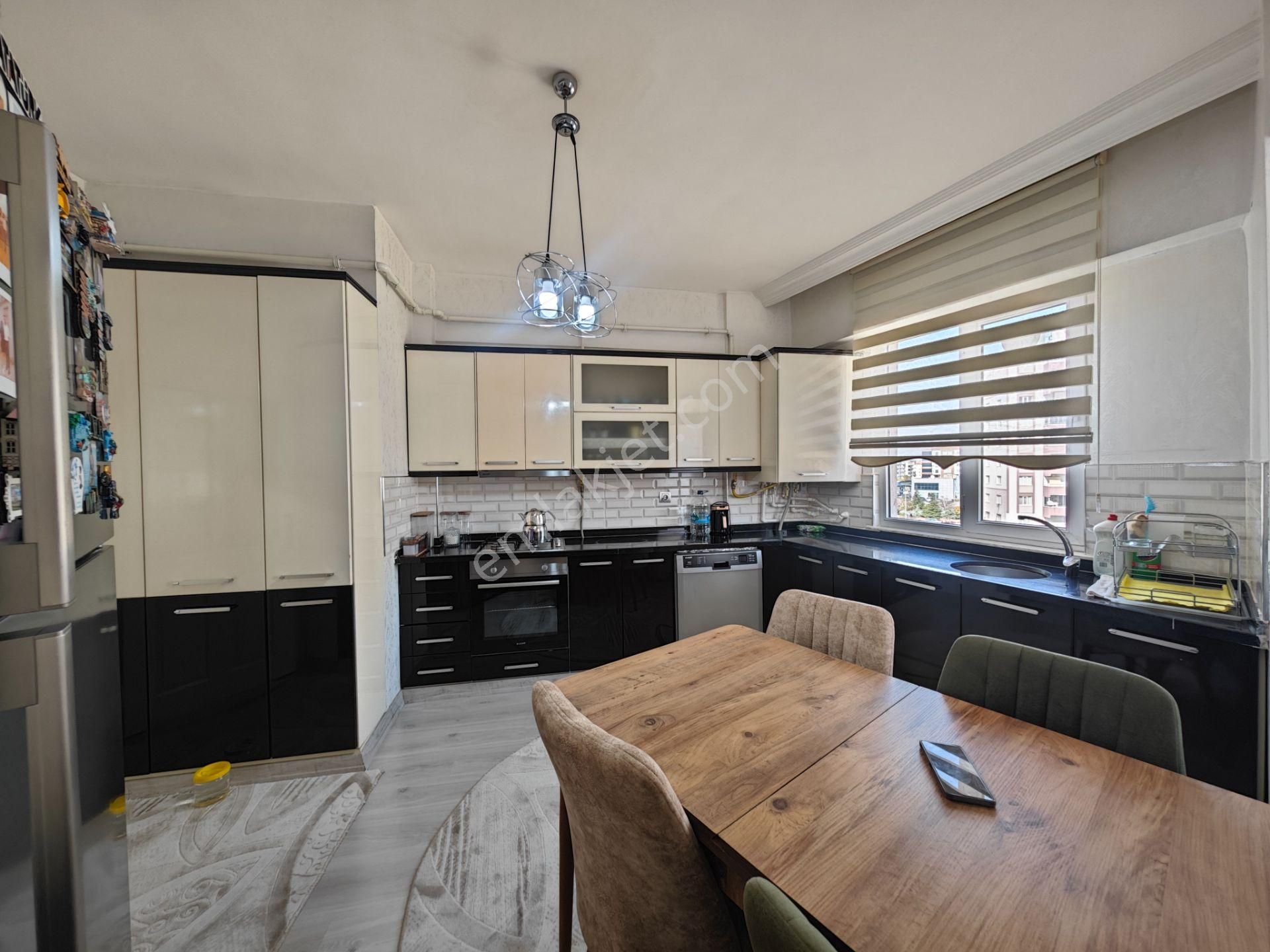 "kutlardan Karataş Merkezi Konumda Lüks Fırsat Daire " - Görsel 4