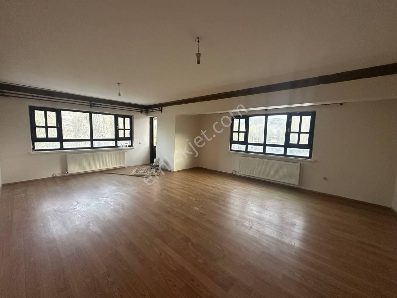 Alacaatlı Cad. 170 M², 4+1, 3 Balkonlu, Kiralık 1.kat (ara Kat)