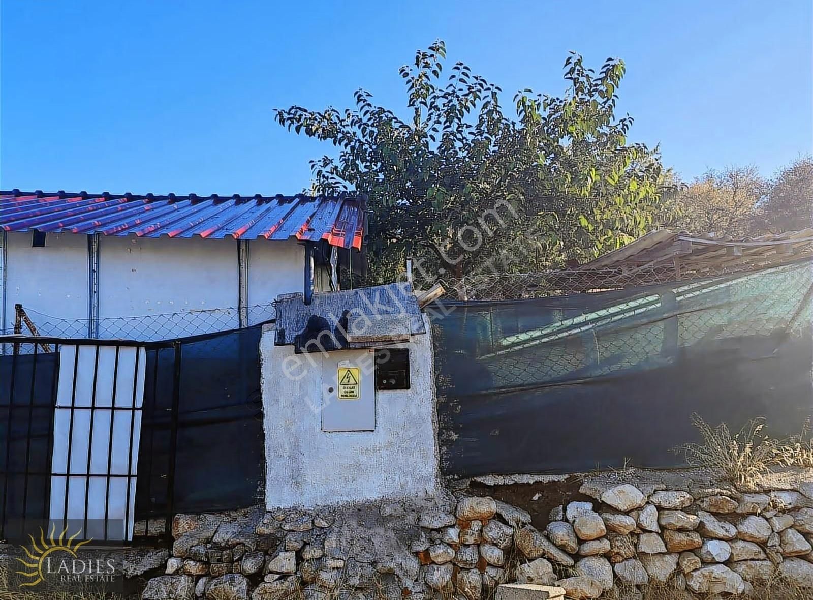 Ladiesden Seydikemerde İçinde Ev Olan Satılık 2 Parsel Tarla - Görsel 8