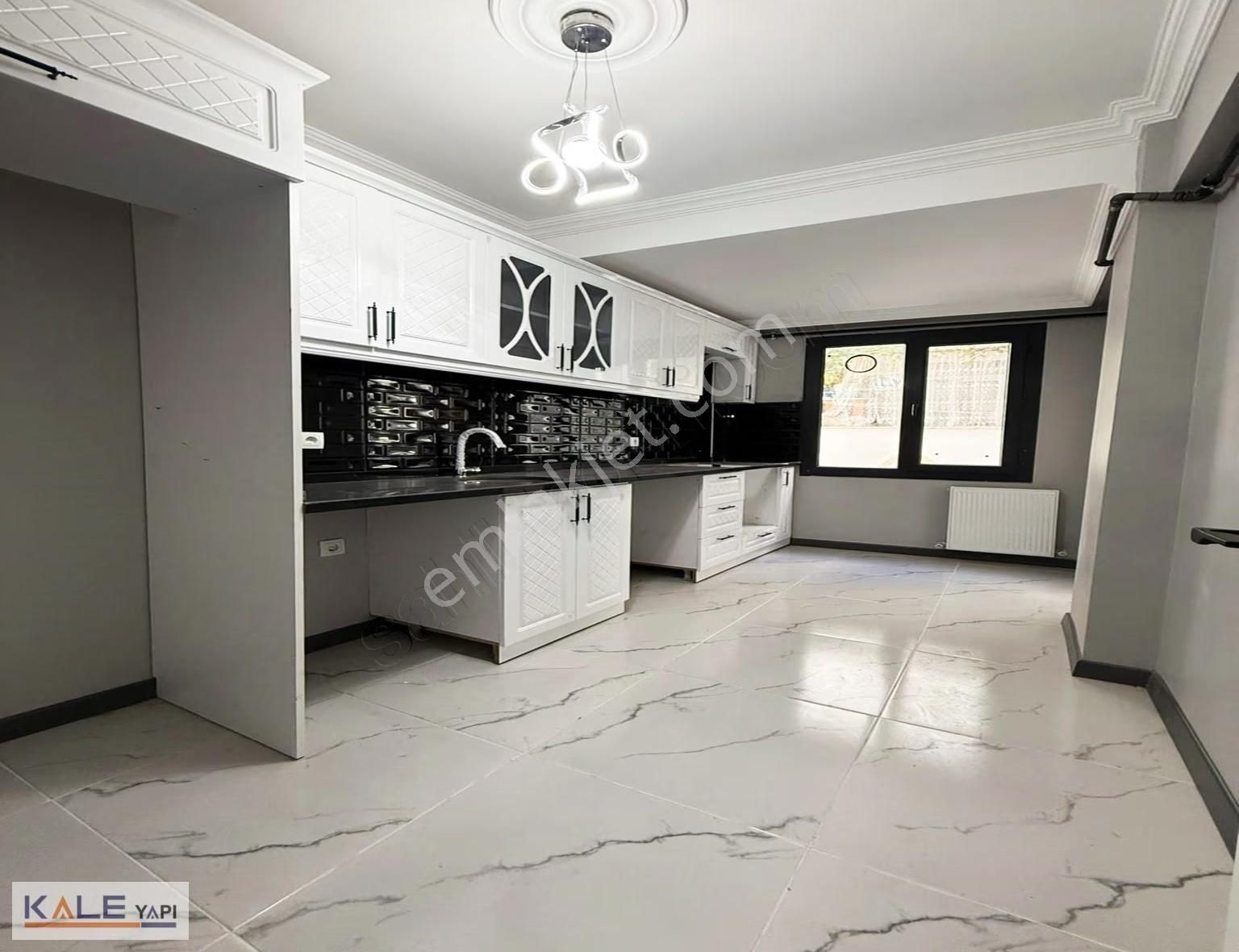 Bahçeşehir Lokasyonunda Tek Daire Üzeri Krediye Uygun Sıfır 2+1