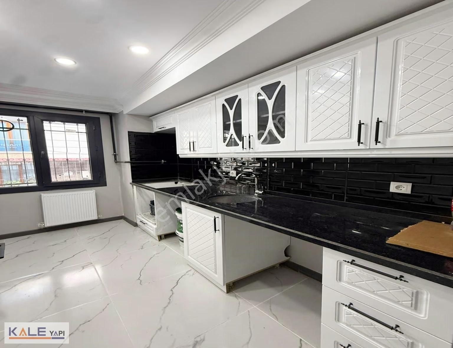 Bahçeşehir Lokasyonunda Tek Daire Üzeri Yüksek Giriş 2+1