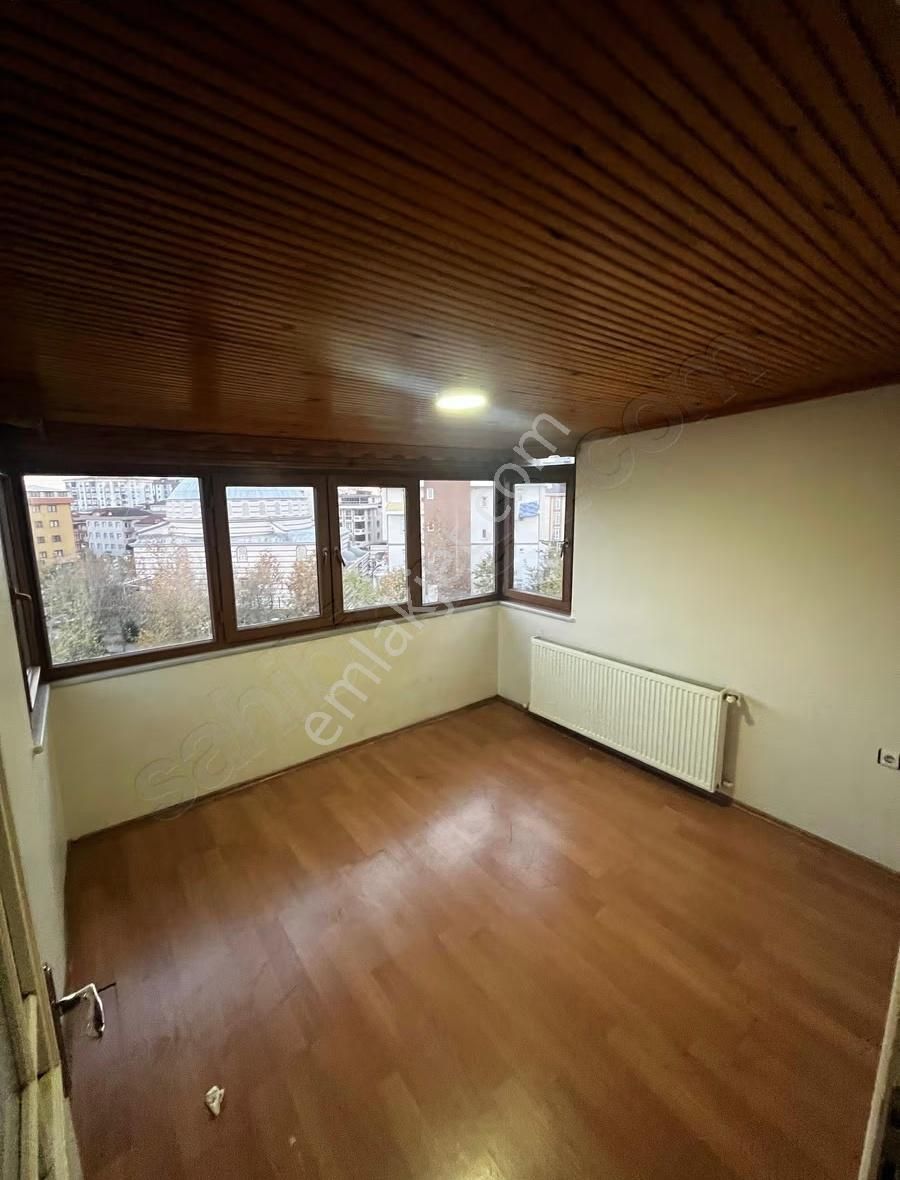 Pendik Esenler'de Ahşap Detaylı Şık Çatı Katı 2+1 Kiralık Daire - Görsel 24