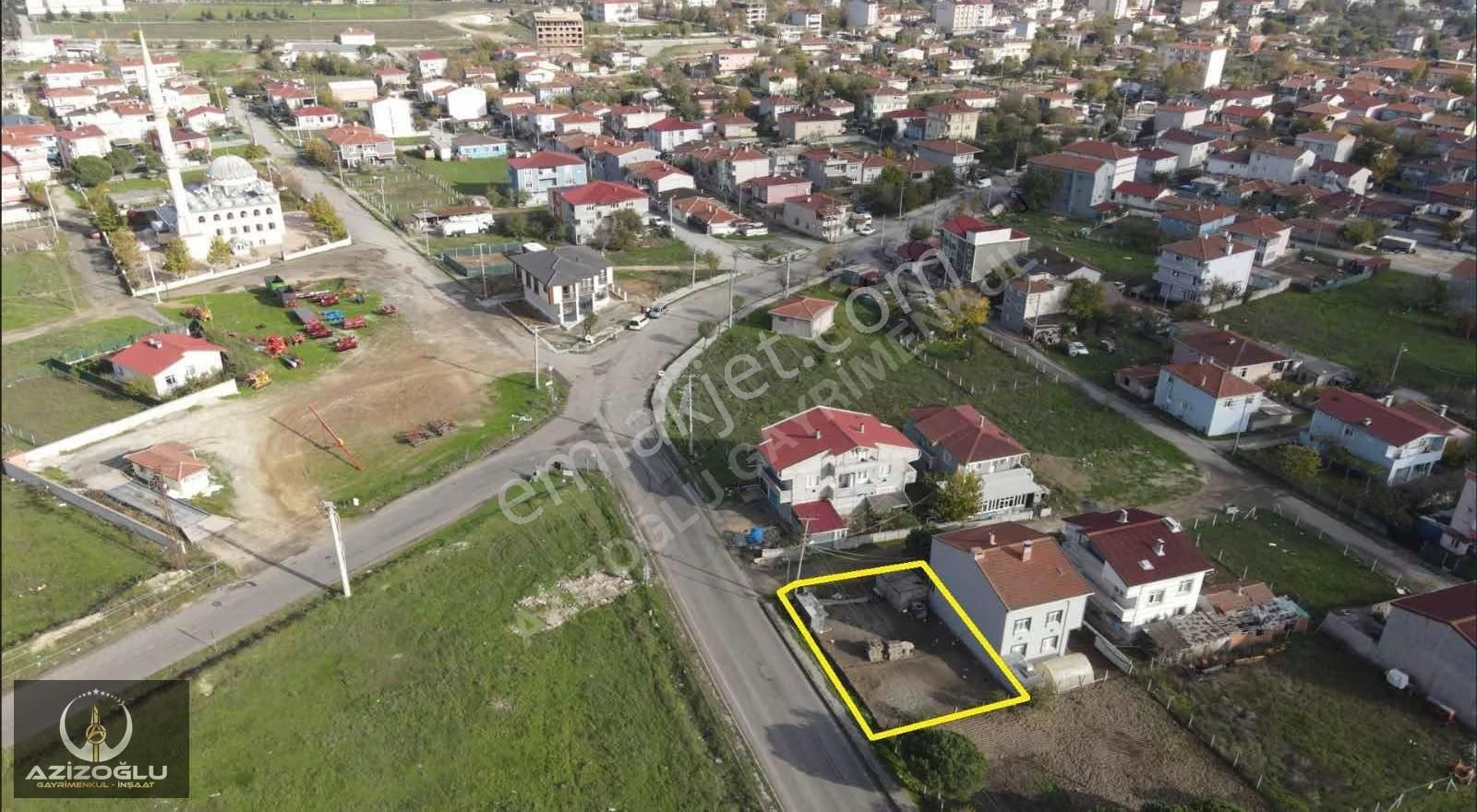 Cadde Üzeri Köşe Nokta! Kaçmaz Fırsat 281m2 İmarlı Arsa