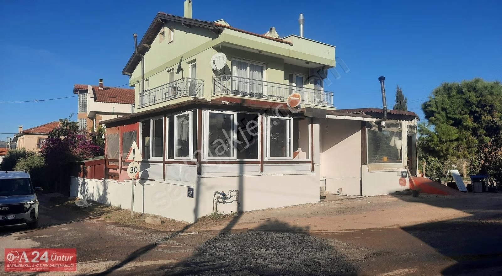 Urla Kalabak'ta Satılık İki Daireli Ve Bir Dükkanlı 276m2 Arsada - Görsel 2