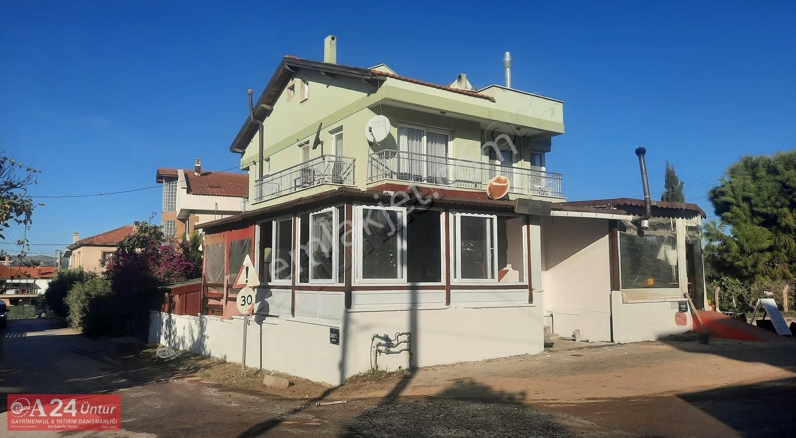 Urla Kalabak'ta Satılık İki Daireli Ve Bir Dükkanlı 276m2 Arsada - Görsel 3